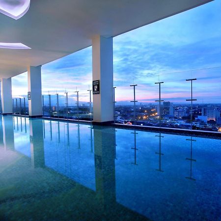 Aston Makassar Hotel&Convention Center Esterno foto