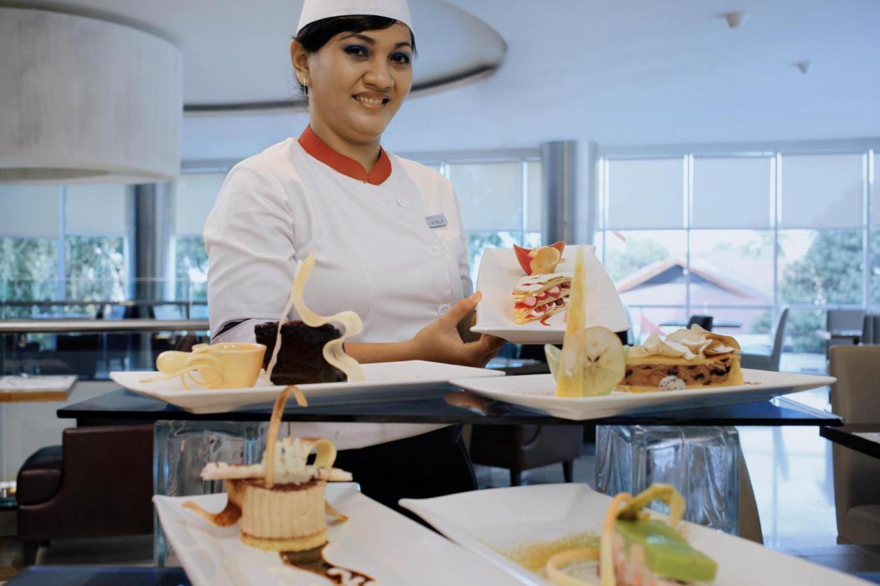 Aston Makassar Hotel&Convention Center Esterno foto