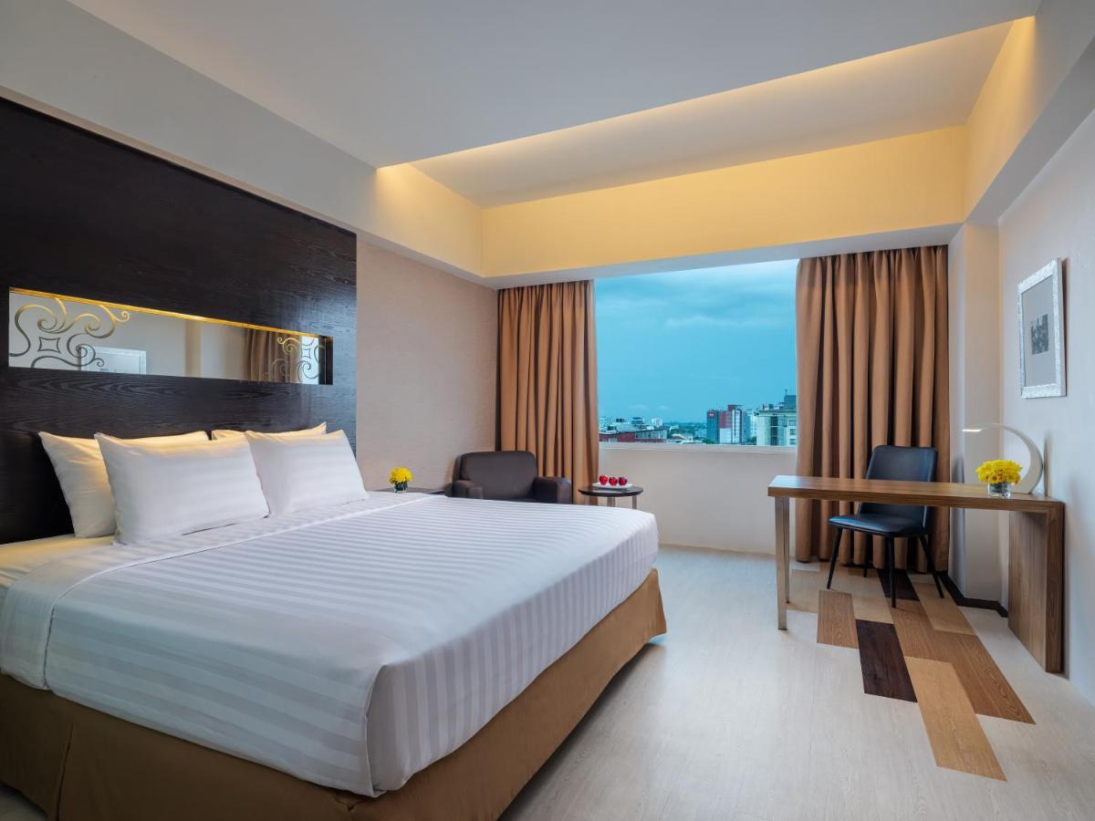 Aston Makassar Hotel&Convention Center Esterno foto
