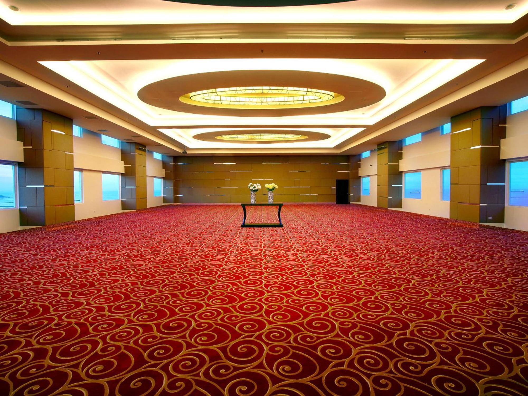 Aston Makassar Hotel&Convention Center Esterno foto