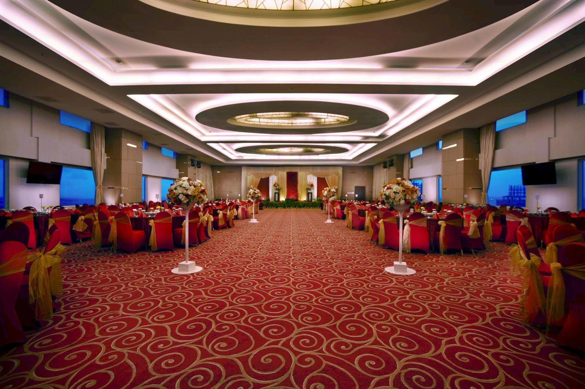 Aston Makassar Hotel&Convention Center Esterno foto