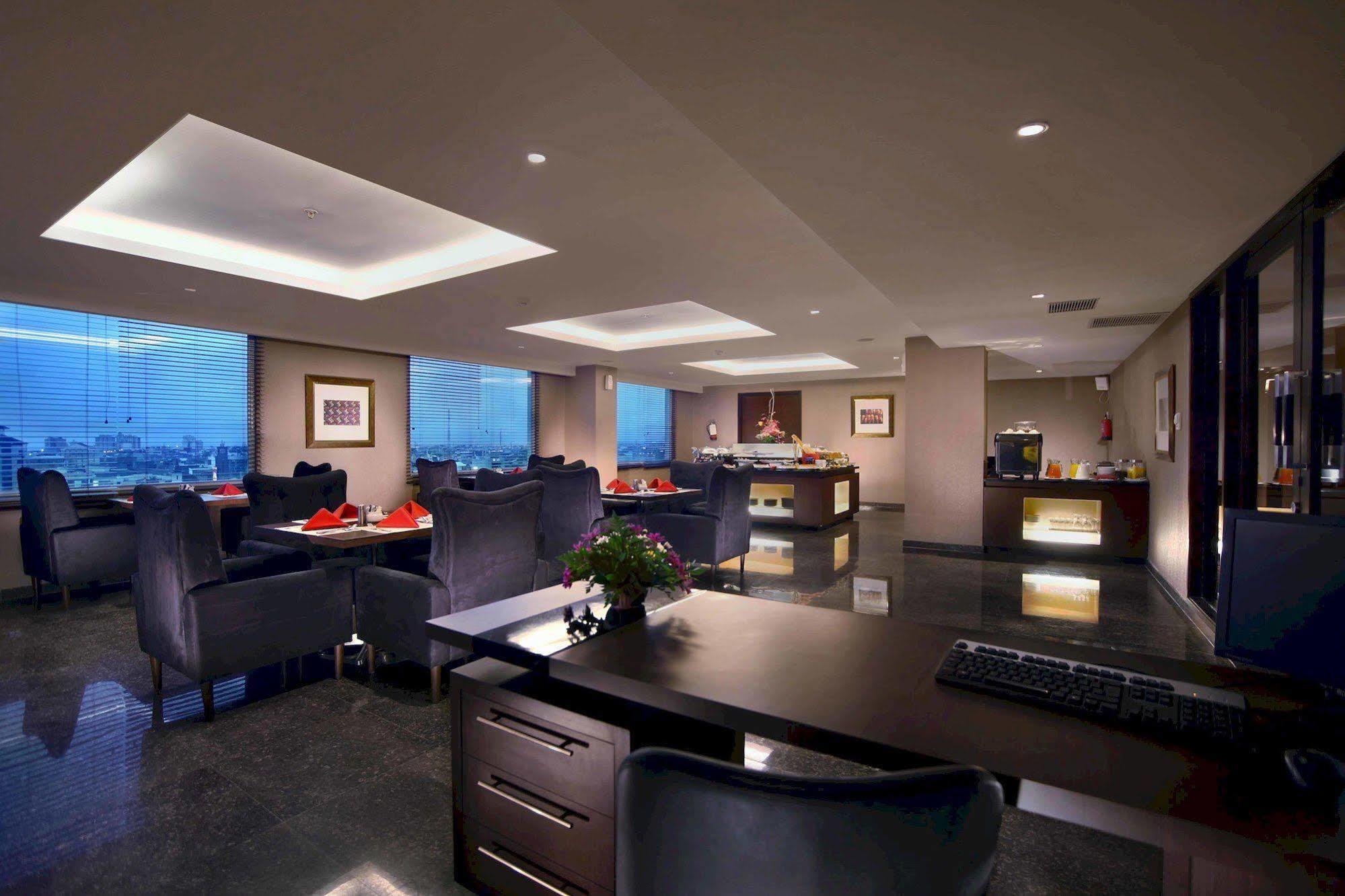 Aston Makassar Hotel&Convention Center Esterno foto