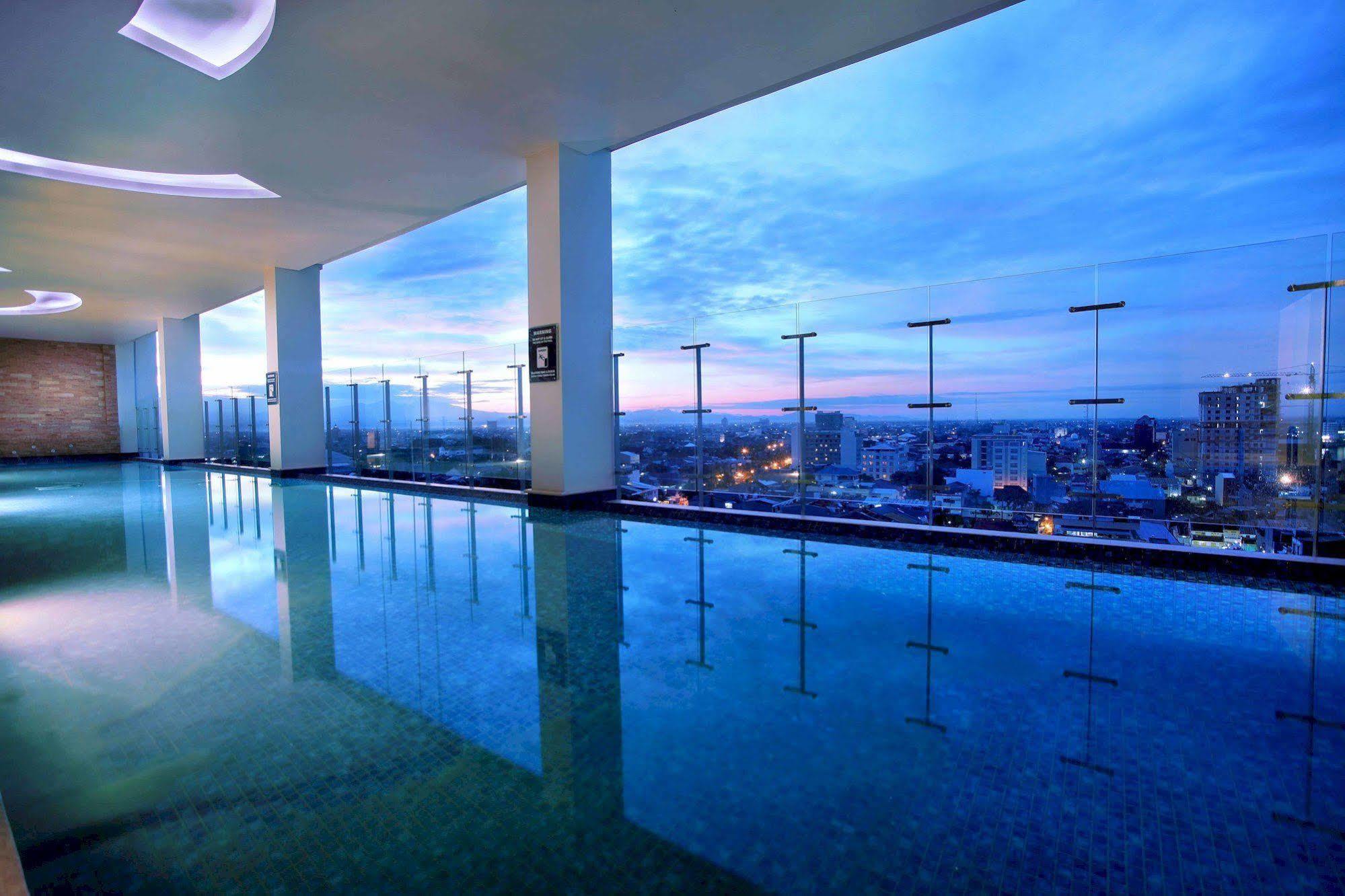 Aston Makassar Hotel&Convention Center Esterno foto